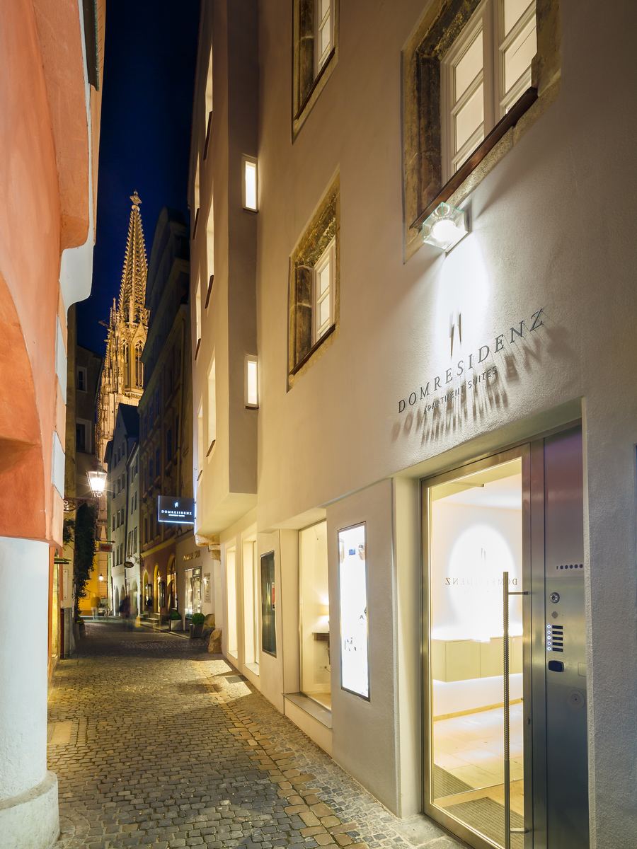 Eingang der Domresidenz in der Kramgasse mit Blick auf den Regensburger Dom am Abend
