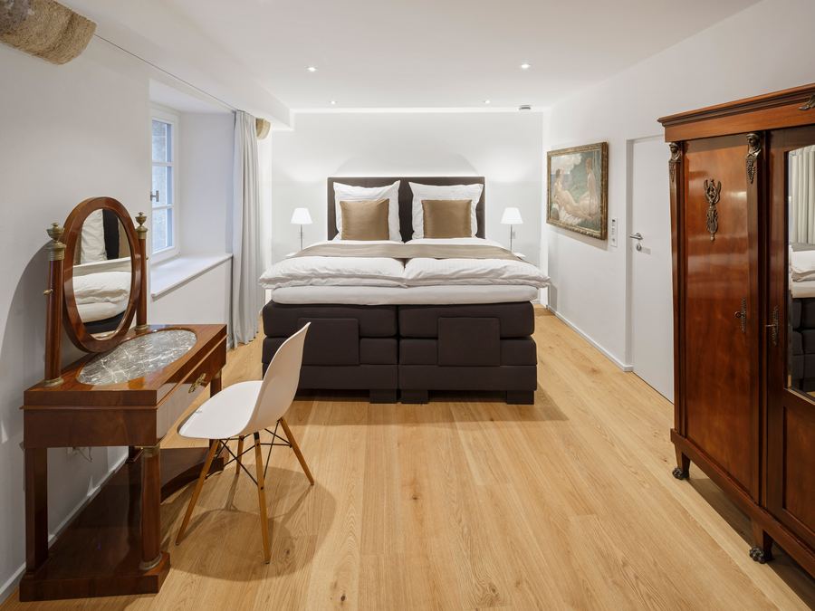 Schlafzimmer mit antiker Frisierkommode