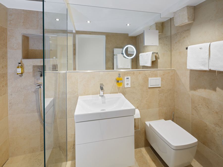 Badezimmer mit begehbarer Dusche