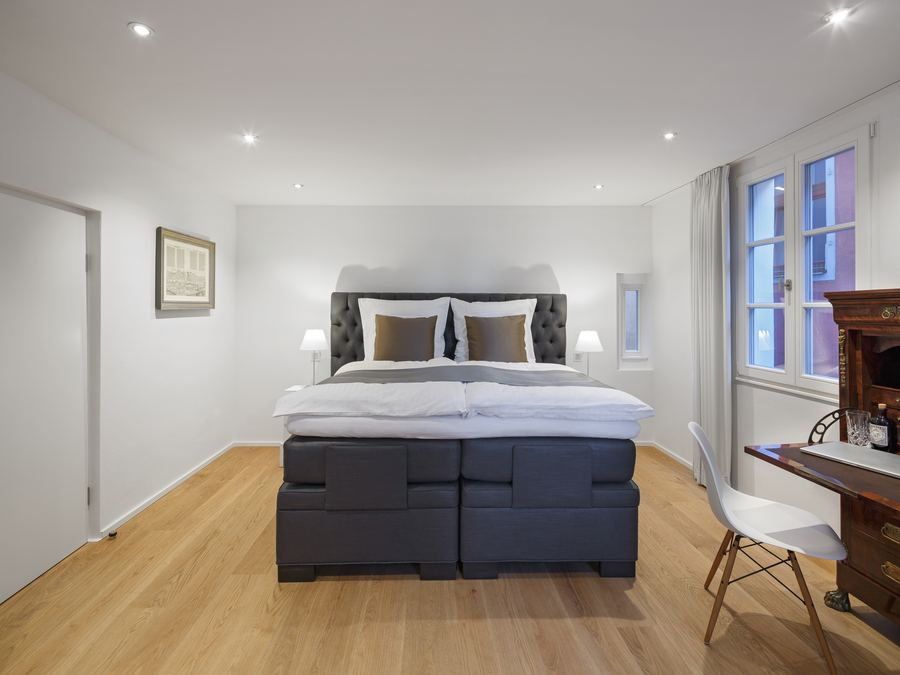 Schlafzimmer mit gepolstertem Kopfteil