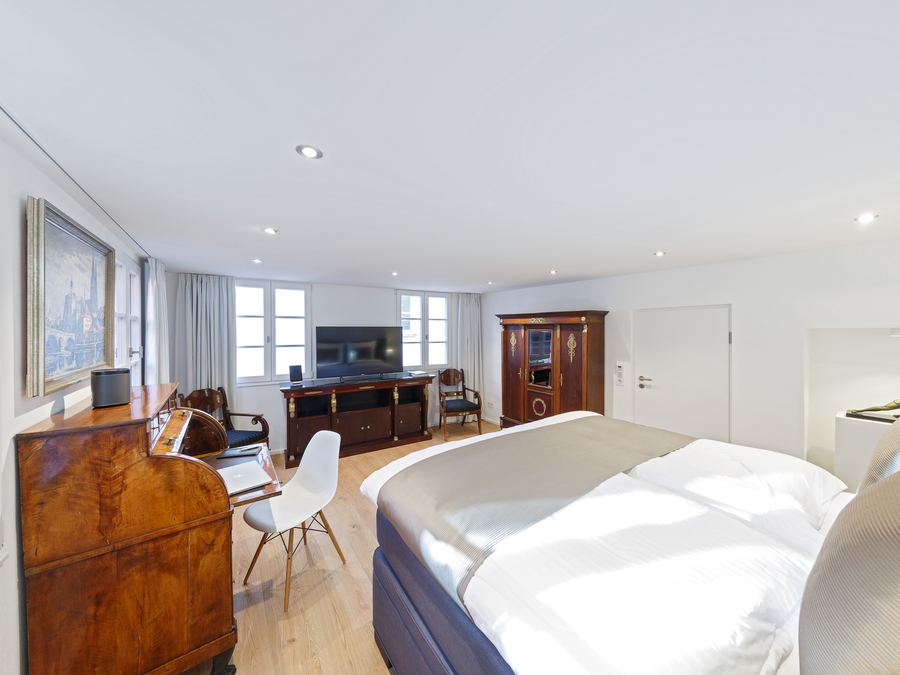 Helles Schlafzimmer mit antikem Sekretär