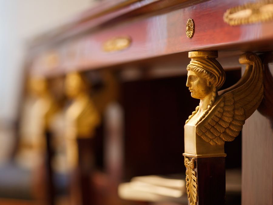 Detail eines Empire-Sekretärs mit Vergoldung