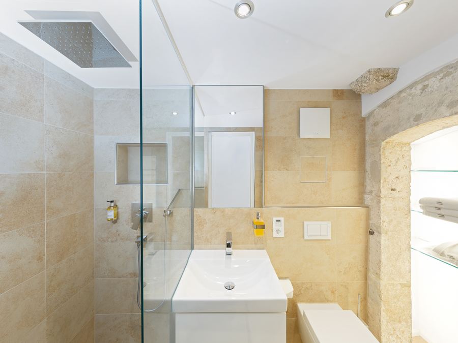 Badezimmer mit ebenerdiger Regendusche