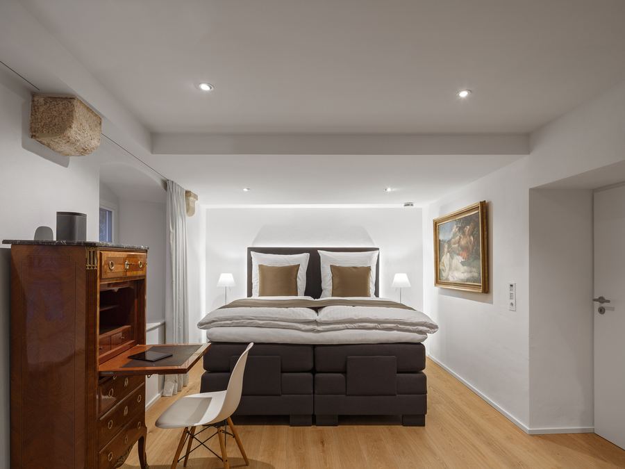 Schlafzimmer mit Sekretär als Arbeitsplatz
