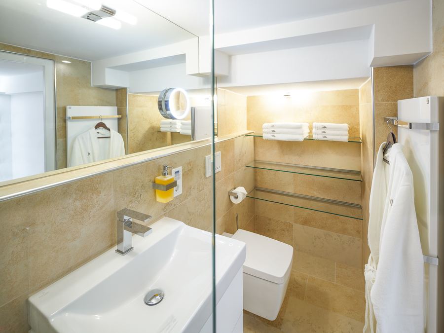 Badezimmer mit Bademänteln in warmem Licht