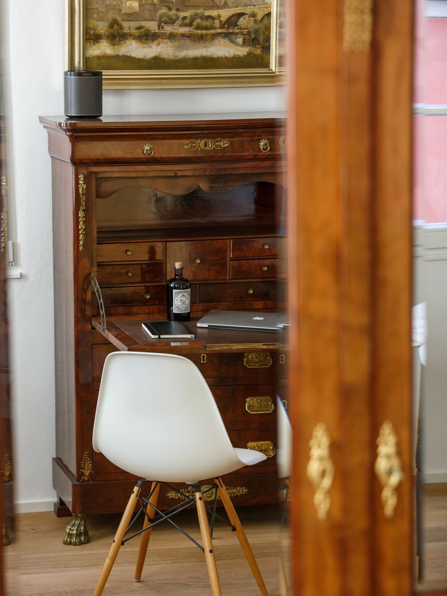 Detail des Sekretärs im Spiegel