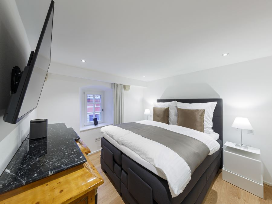 Schlafzimmer mit Wandfernseher
