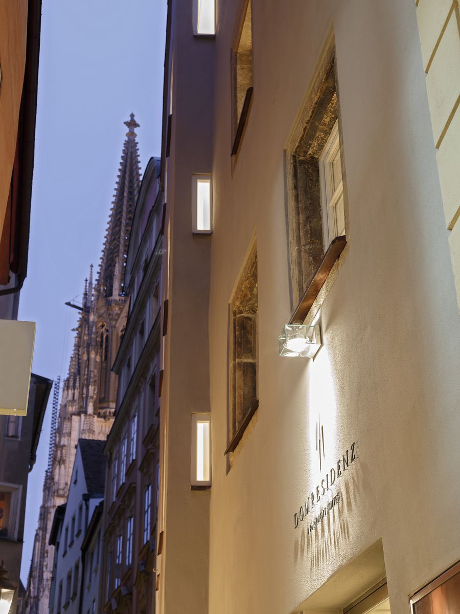 Fassade der Domresidenz mit Domblick in der Dämmerung