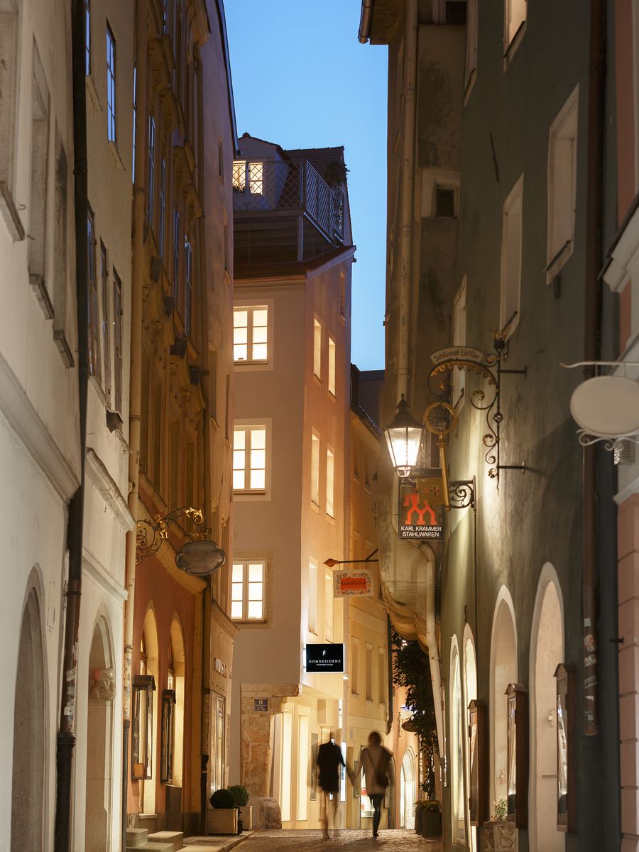 Regensburger Altstadtgasse in der Abendbeleuchtung