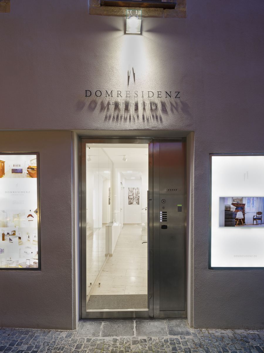 Eingang der Domresidenz bei Nacht