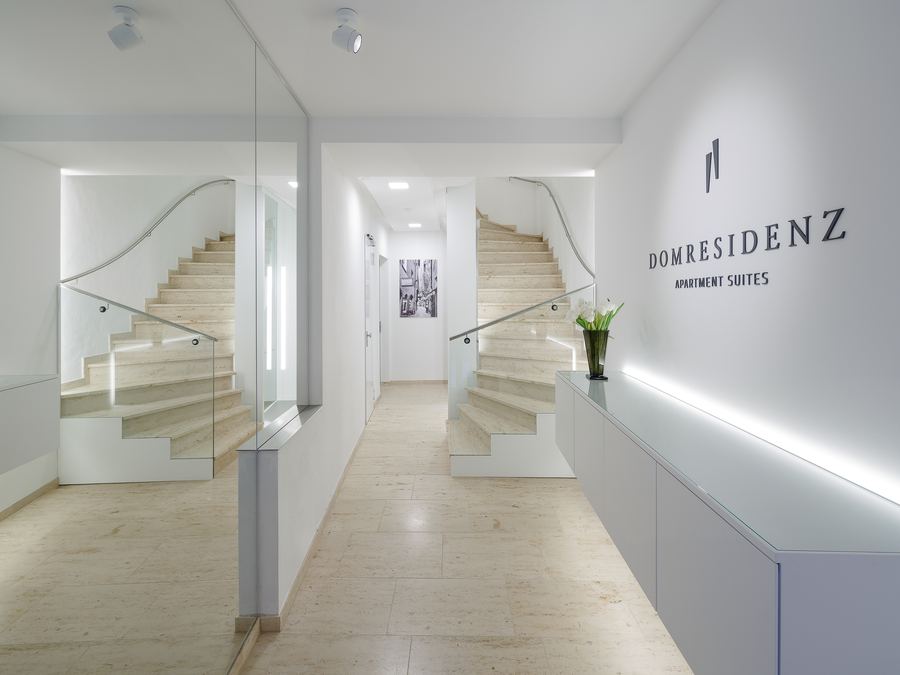Treppenhaus mit Steintreppe im historischen Altstadthaus