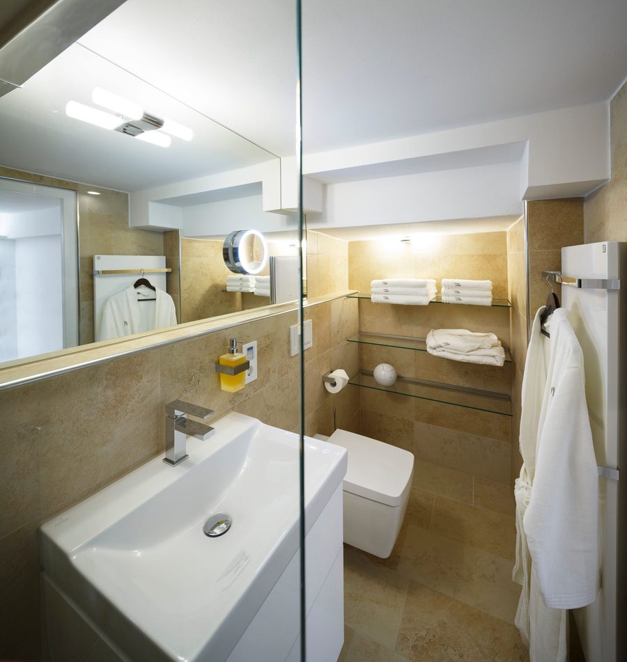 Badezimmer der Suite 1 mit ebenerdiger Regendusche