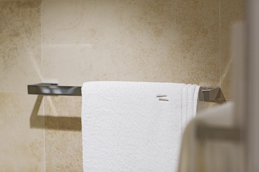 Detail im Badezimmer: Fliesen in Solnhofener Optik