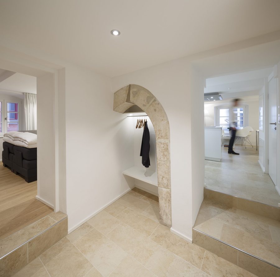 Historischer Steinbogen an der Garderobe der Suite 1