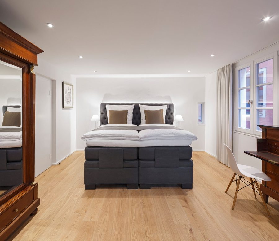 Schlafzimmer der Suite 1 mit Boxspringbett