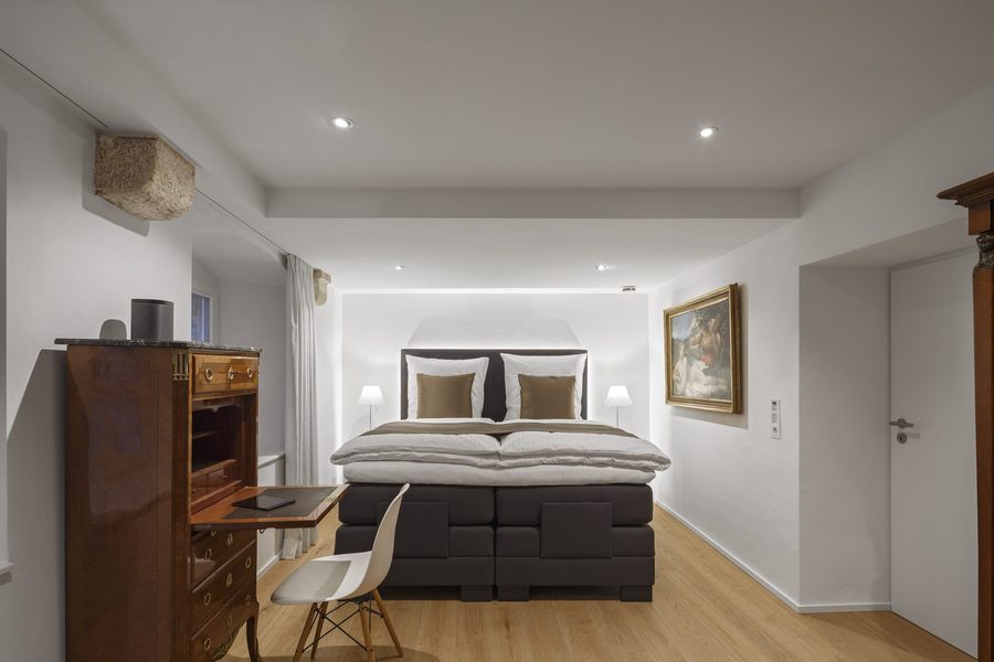 Schlafzimmer der Suite 1 mit antikem Sekretär