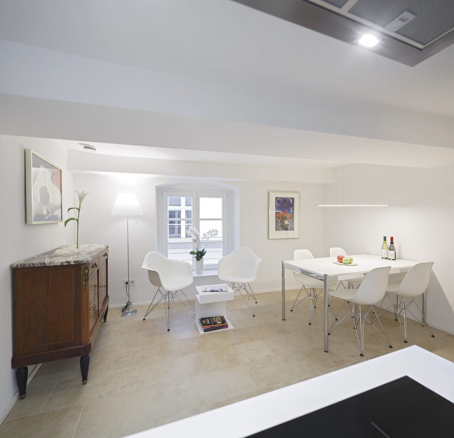 Offener Wohn- und Essbereich der Suite 1 mit Design-Lounge-Sesseln