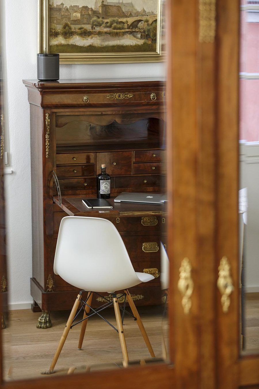 Antiker Sekretär als Arbeitsplatz in der Suite 2