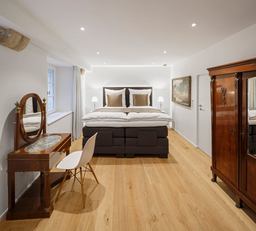 Schlafzimmer der Suite 2 mit Antikmöbeln