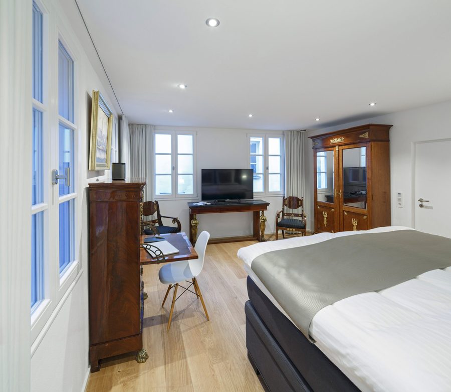 Wohnraum der Suite 2 mit Fenstern zur Altstadt