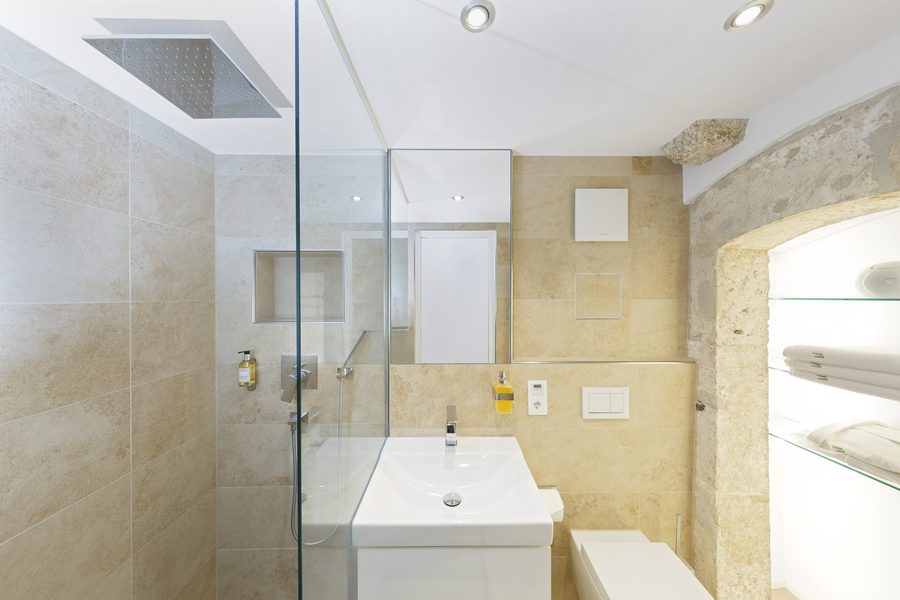 Badezimmer der Suite 3 mit ebenerdiger Regendusche