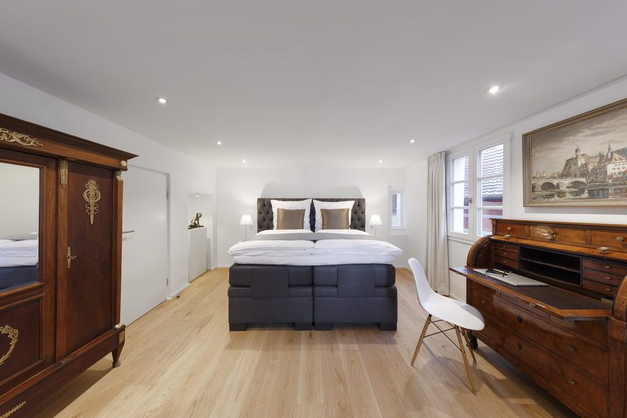 Schlafzimmer der Suite 3 mit Antikmöbeln