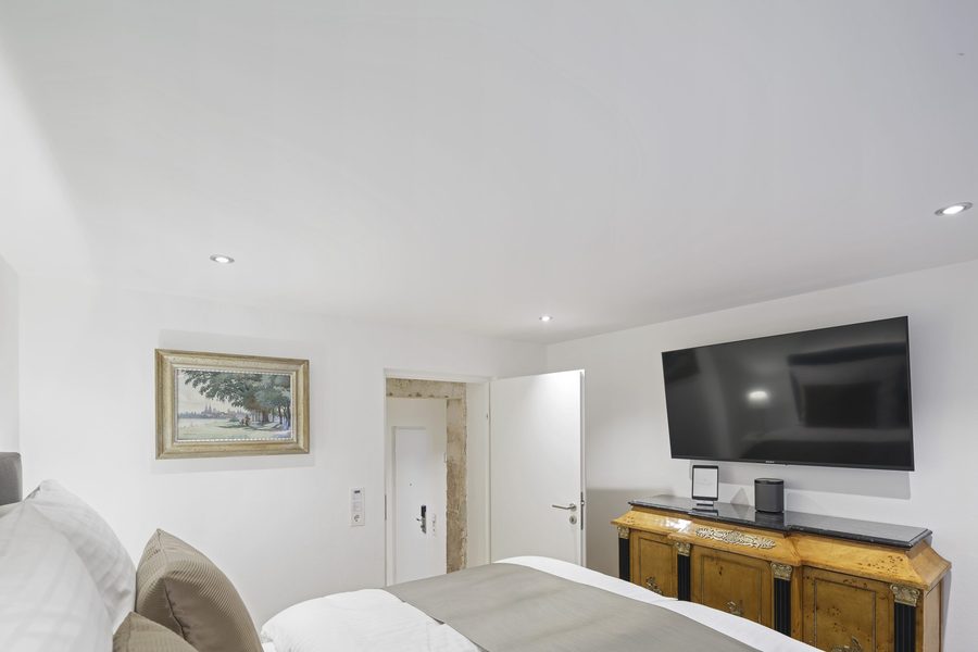 Schlafbereich der Suite 3 mit Fernseher